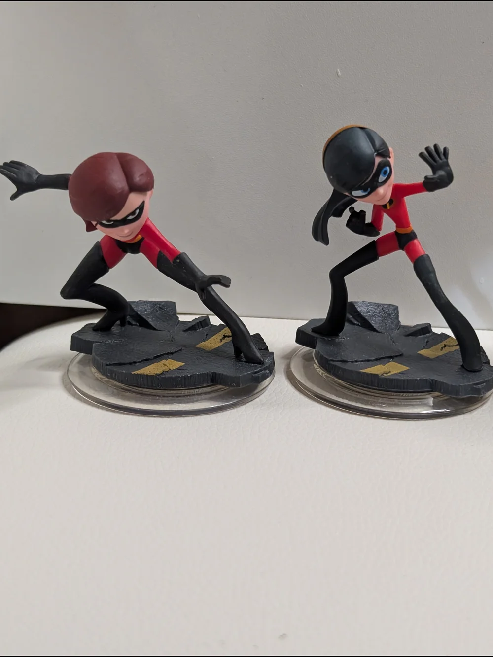 Disney Infinity The Incredibles Game Pieces Mr. Incredible, And Four Other